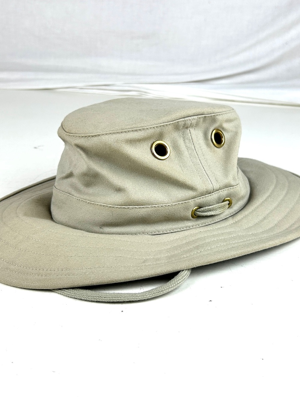 The Tilley Hat Khaki Beige Canvas Vented With Drawstring Sz 7 1/8